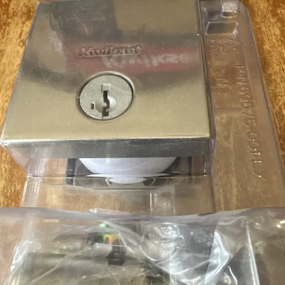 Kwikset Deadbolt Satin Nickel Finish Lock‎ with 2 Keys Low Profile Deadbolt